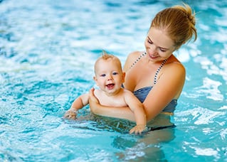 Cuando-se-Puede-Banar-un-Bebe-en-la-Piscina.jpg